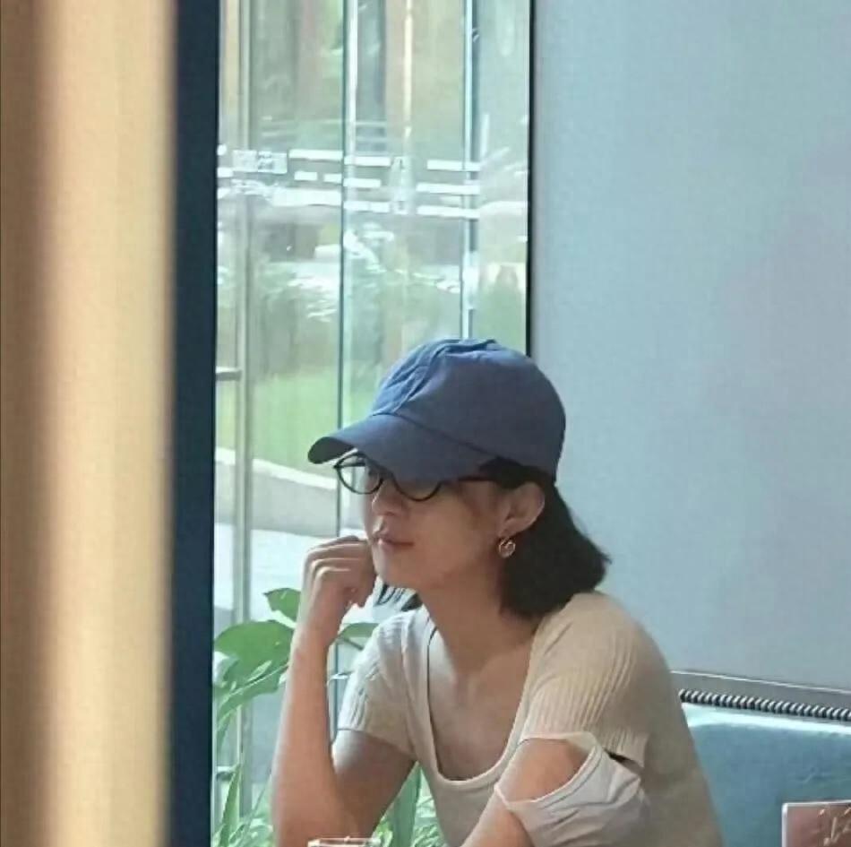 赵丽颖在上海某高档餐厅被偶遇，瘦是真的瘦，素颜依然很美